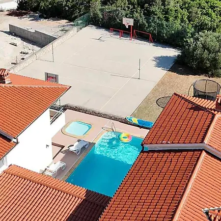 Beautiful In With Swimming Pool Appartement